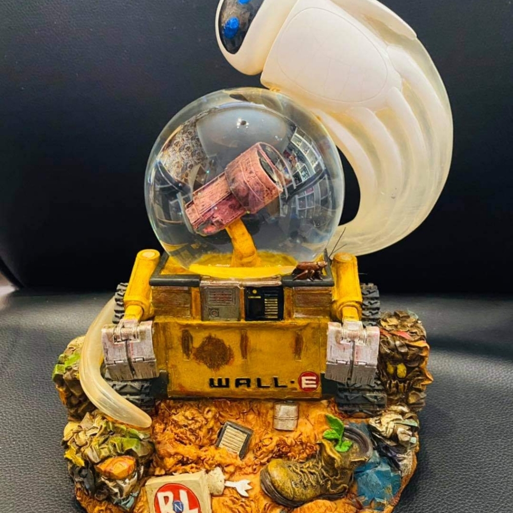 ISO wall e snowglobe
